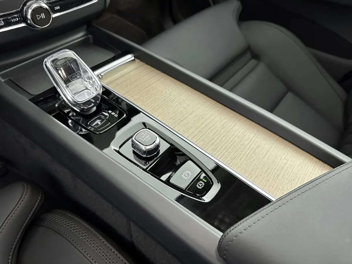 Facelift T6 Plug-in hybrid AWD Ultra Dark | Luchtvering | Trekhaak | Extra Getint Glas | PDC V+A en Camera | BLIS | Panoramadak | Keyless | Stoel + Stuurverwarming | 20inch LM
