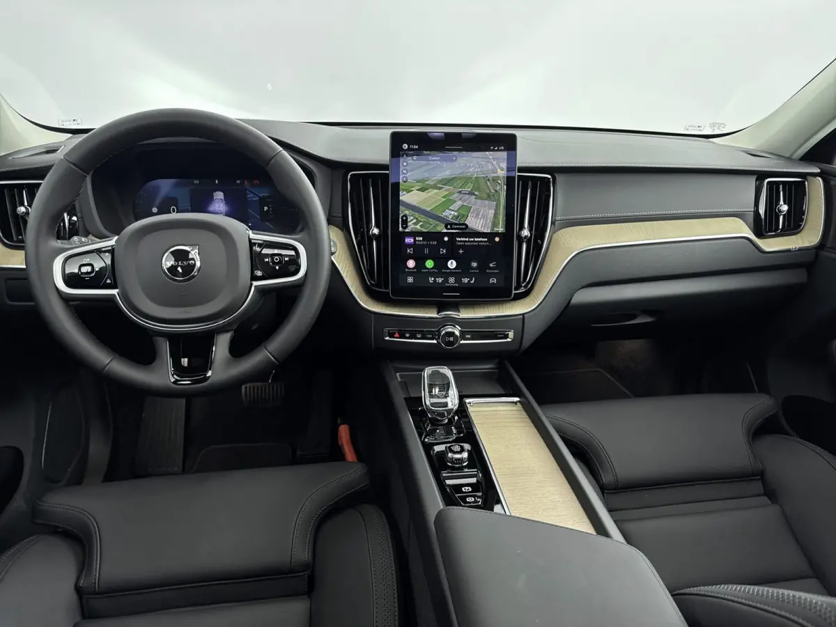 Facelift T6 Plug-in hybrid AWD Ultra Dark | Luchtvering | Trekhaak | Extra Getint Glas | PDC V+A en Camera | BLIS | Panoramadak | Keyless | Stoel + Stuurverwarming | 20inch LM