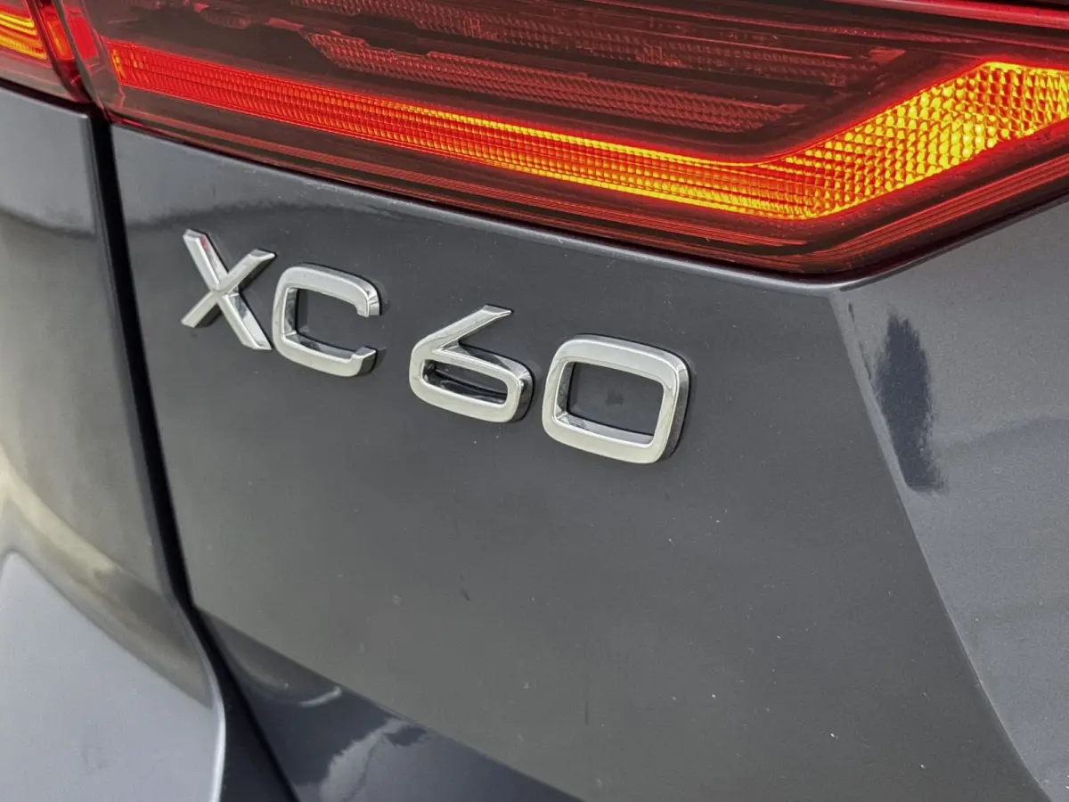 Facelift T6 Plug-in hybrid AWD Ultra Dark | Luchtvering | Trekhaak | Extra Getint Glas | PDC V+A en Camera | BLIS | Panoramadak | Keyless | Stoel + Stuurverwarming | 20inch LM
