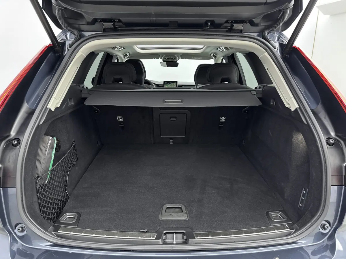 Facelift T6 Plug-in hybrid AWD Ultra Dark | Luchtvering | Trekhaak | Extra Getint Glas | PDC V+A en Camera | BLIS | Panoramadak | Keyless | Stoel + Stuurverwarming | 20inch LM