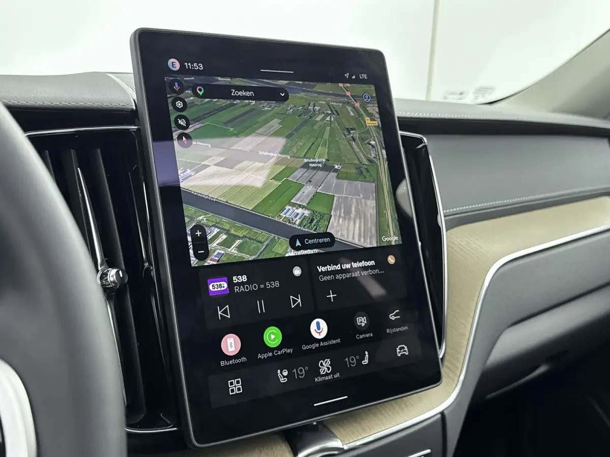Facelift T6 Plug-in hybrid AWD Ultra Dark | Luchtvering | Trekhaak | Extra Getint Glas | PDC V+A en Camera | BLIS | Panoramadak | Keyless | Stoel + Stuurverwarming | 20inch LM