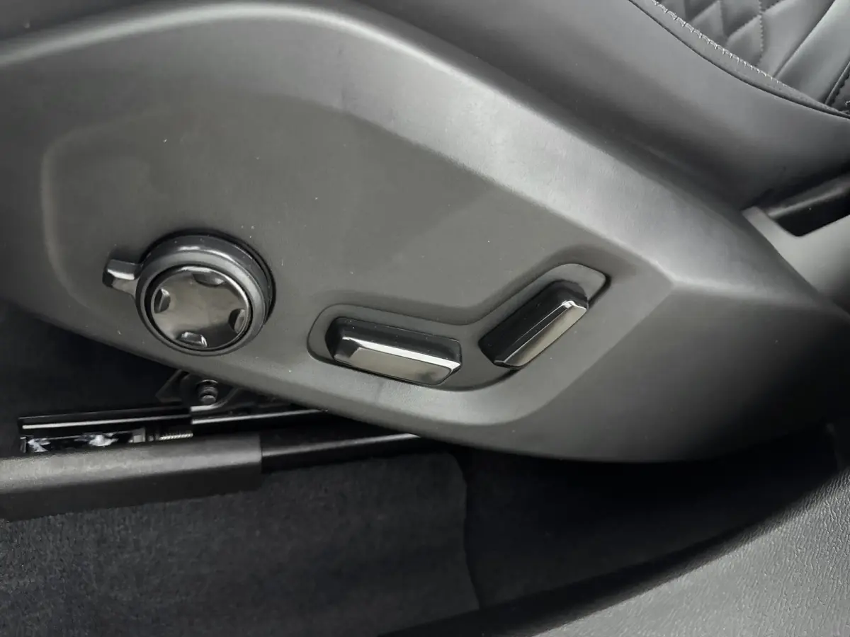 Facelift T6 Plug-in hybrid AWD Ultra Dark | Luchtvering | Trekhaak | Extra Getint Glas | PDC V+A en Camera | BLIS | Panoramadak | Keyless | Stoel + Stuurverwarming | 20inch LM