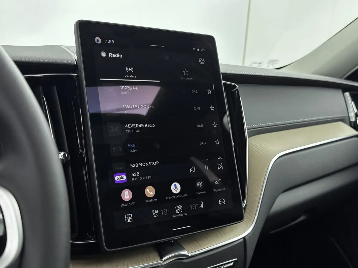 Facelift T6 Plug-in hybrid AWD Ultra Dark | Luchtvering | Trekhaak | Extra Getint Glas | PDC V+A en Camera | BLIS | Panoramadak | Keyless | Stoel + Stuurverwarming | 20inch LM