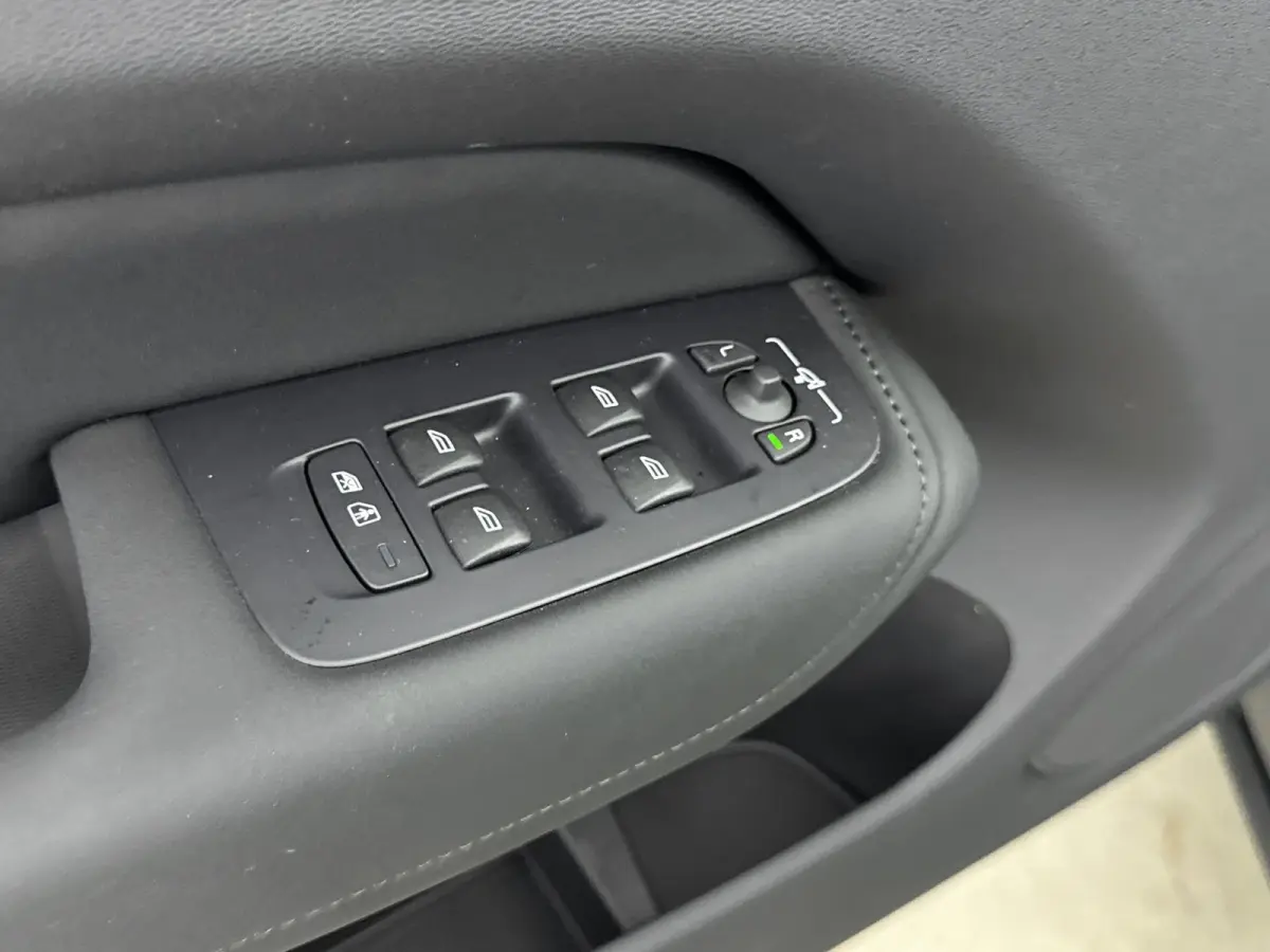 Facelift T6 Plug-in hybrid AWD Ultra Dark | Luchtvering | Trekhaak | Extra Getint Glas | PDC V+A en Camera | BLIS | Panoramadak | Keyless | Stoel + Stuurverwarming | 20inch LM