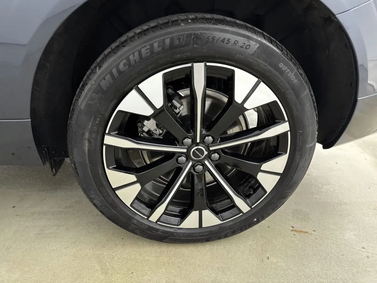 Facelift T6 Plug-in hybrid AWD Ultra Dark | Luchtvering | Trekhaak | Extra Getint Glas | PDC V+A en Camera | BLIS | Panoramadak | Keyless | Stoel + Stuurverwarming | 20inch LM