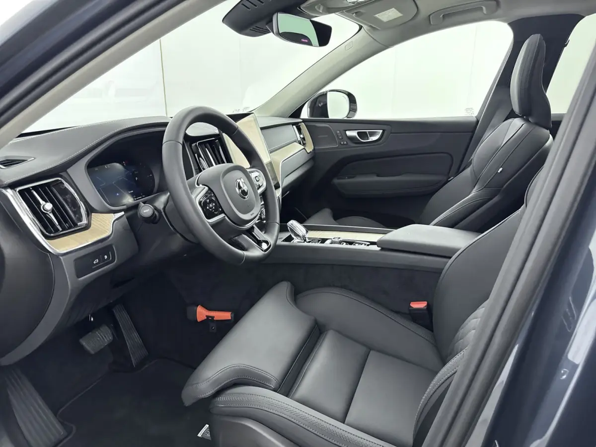 Facelift T6 Plug-in hybrid AWD Ultra Dark | Luchtvering | Trekhaak | Extra Getint Glas | PDC V+A en Camera | BLIS | Panoramadak | Keyless | Stoel + Stuurverwarming | 20inch LM