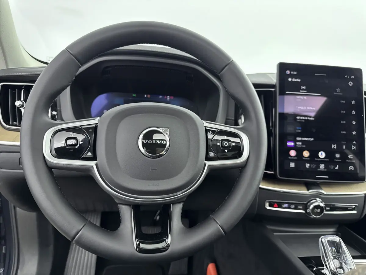 Facelift T6 Plug-in hybrid AWD Ultra Dark | Luchtvering | Trekhaak | Extra Getint Glas | PDC V+A en Camera | BLIS | Panoramadak | Keyless | Stoel + Stuurverwarming | 20inch LM