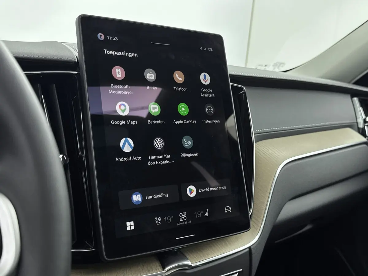 Facelift T6 Plug-in hybrid AWD Ultra Dark | Luchtvering | Trekhaak | Extra Getint Glas | PDC V+A en Camera | BLIS | Panoramadak | Keyless | Stoel + Stuurverwarming | 20inch LM