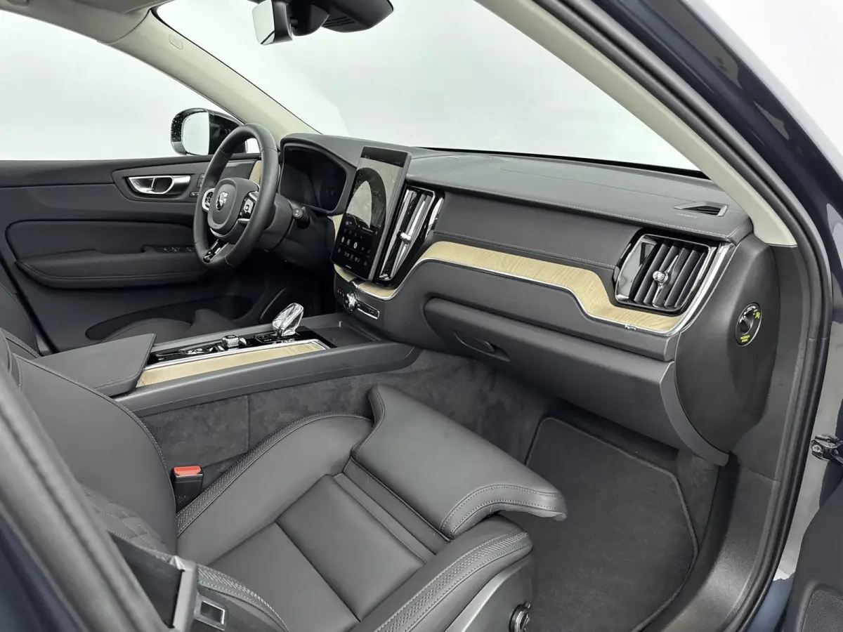 Facelift T6 Plug-in hybrid AWD Ultra Dark | Luchtvering | Trekhaak | Extra Getint Glas | PDC V+A en Camera | BLIS | Panoramadak | Keyless | Stoel + Stuurverwarming | 20inch LM