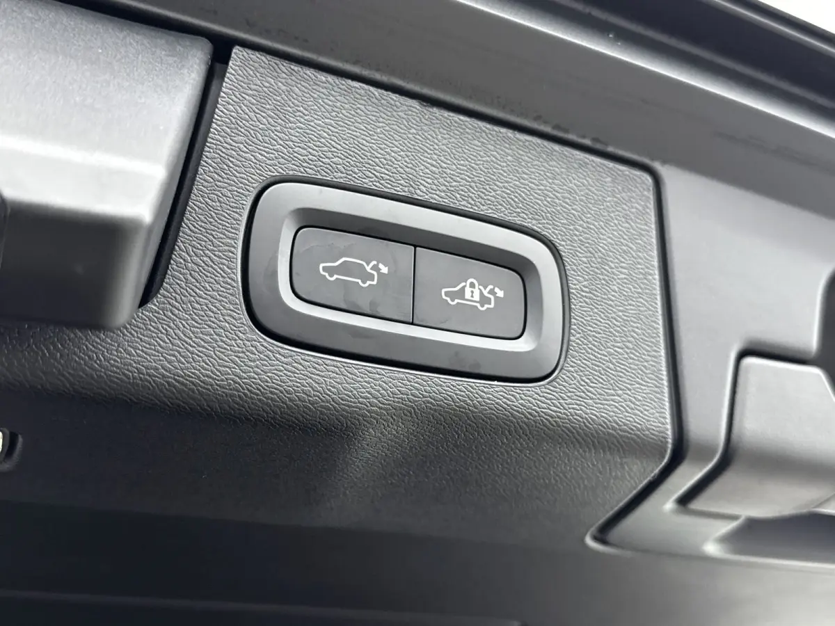 Facelift T6 Plug-in hybrid AWD Ultra Dark | Luchtvering | Trekhaak | Extra Getint Glas | PDC V+A en Camera | BLIS | Panoramadak | Keyless | Stoel + Stuurverwarming | 20inch LM