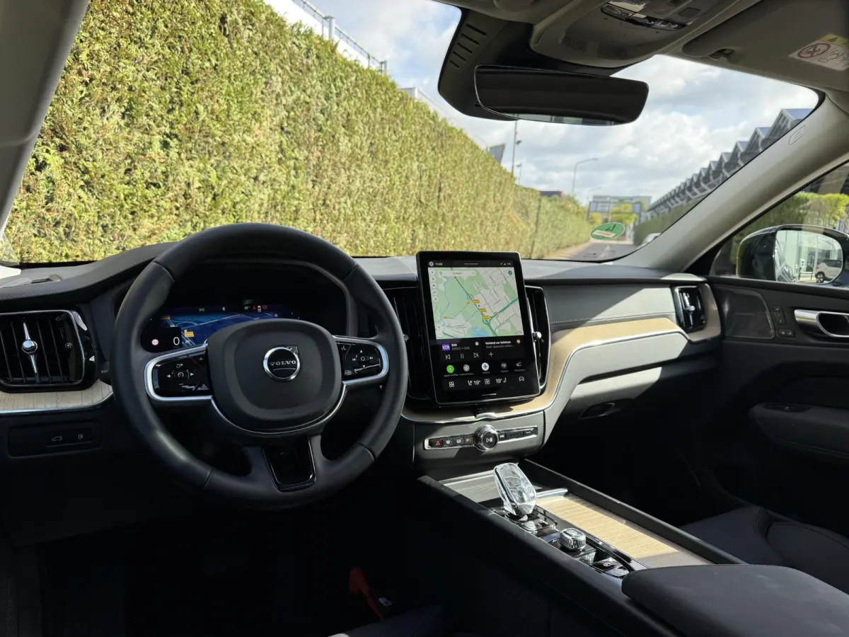T6 Plug-in hybrid AWD Ultra Dark | Trekhaak | Luchtvering | Pano dak | 360 camera | Bliss | Keyless |