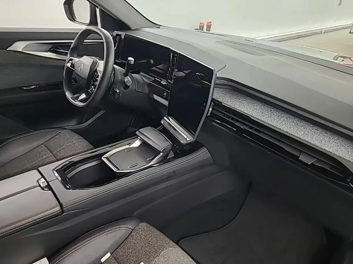 E-TECH FULL HYBRID 200 TECHNO 7-PERS I AUTOMAAT I TREKHAAK (1500KG) I P-CAMERA I APPLE CARPLAY