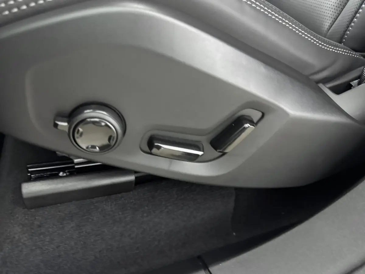 Ultra Black Edition Recharge Plug-In Hybrid AWD | Luchtvering | Bower & Wilkins | Panoramadak | 22 inch LM | Stoel Massage - Ventilatie - Verwarming | PDC + 360 camera | HUD | BLIS |