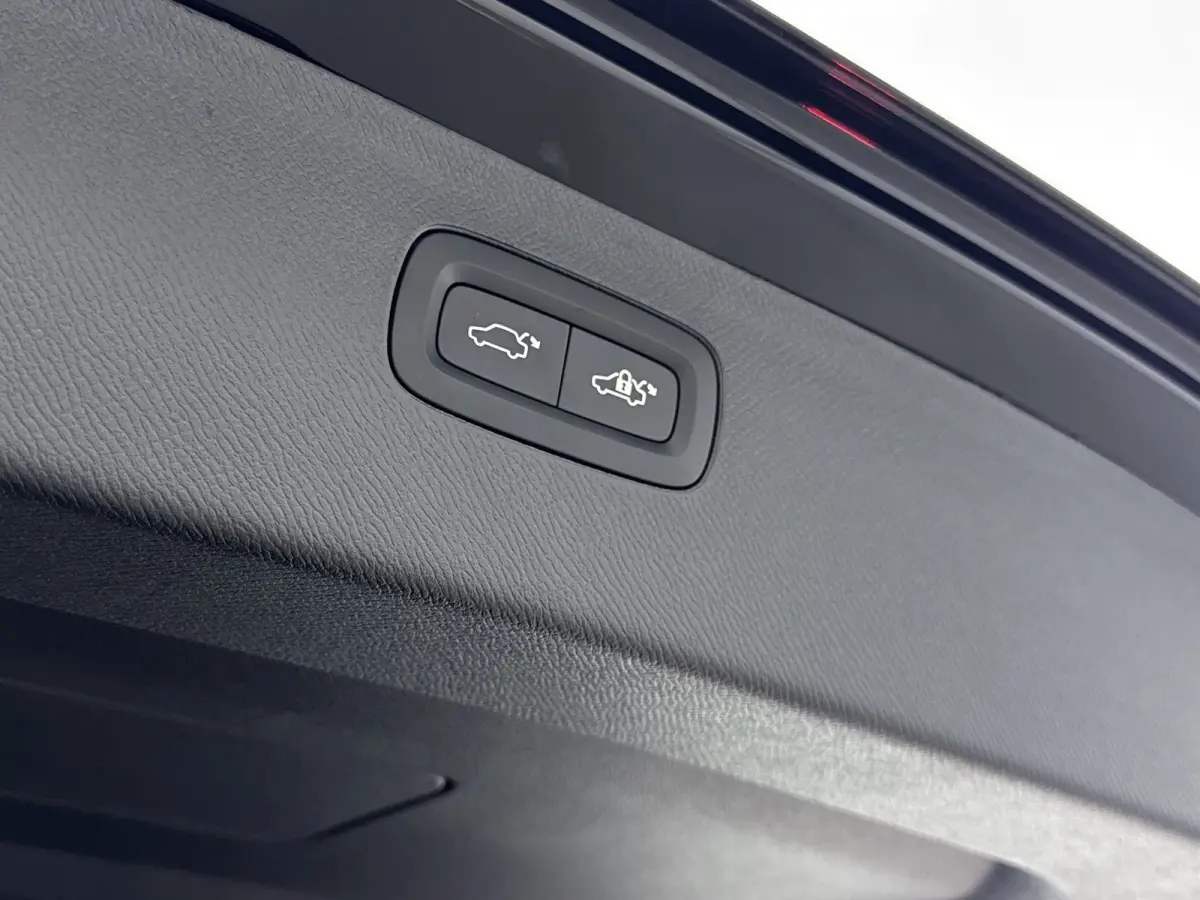 Ultra Black Edition Recharge Plug-In Hybrid AWD | Luchtvering | Bower & Wilkins | Panoramadak | 22 inch LM | Stoel Massage - Ventilatie - Verwarming | PDC + 360 camera | HUD | BLIS |