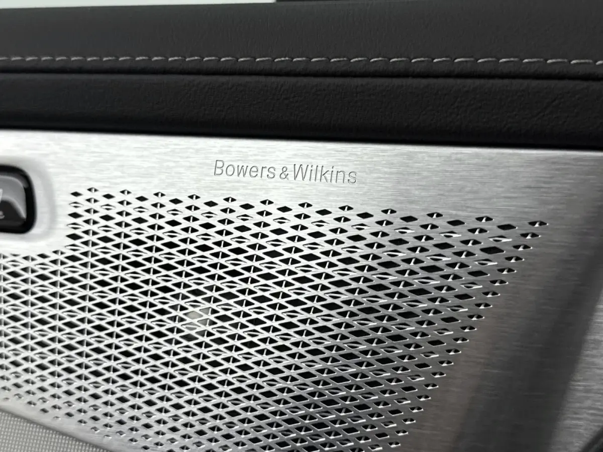Ultra Black Edition Recharge Plug-In Hybrid AWD | Luchtvering | Bower & Wilkins | Panoramadak | 22 inch LM | Stoel Massage - Ventilatie - Verwarming | PDC + 360 camera | HUD | BLIS |