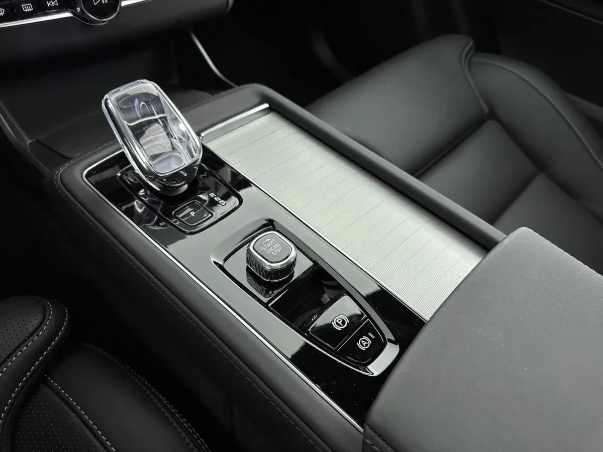 Ultra Black Edition Recharge Plug-In Hybrid AWD | Luchtvering | Bower & Wilkins | Panoramadak | 22 inch LM | Stoel Massage - Ventilatie - Verwarming | PDC + 360 camera | HUD | BLIS |