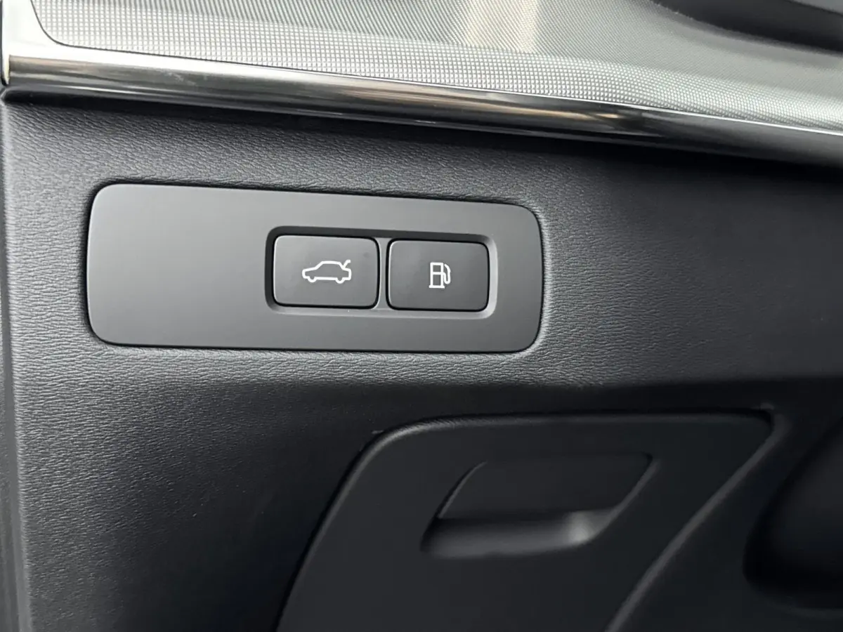 Ultra Black Edition Recharge Plug-In Hybrid AWD | Luchtvering | Bower & Wilkins | Panoramadak | 22 inch LM | Stoel Massage - Ventilatie - Verwarming | PDC + 360 camera | HUD | BLIS |