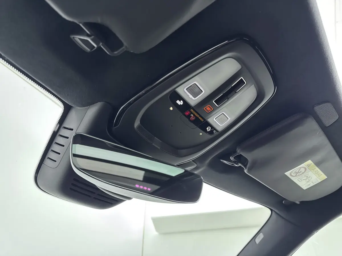 Ultra Black Edition Recharge Plug-In Hybrid AWD | Luchtvering | Bower & Wilkins | Panoramadak | 22 inch LM | Stoel Massage - Ventilatie - Verwarming | PDC + 360 camera | HUD | BLIS |