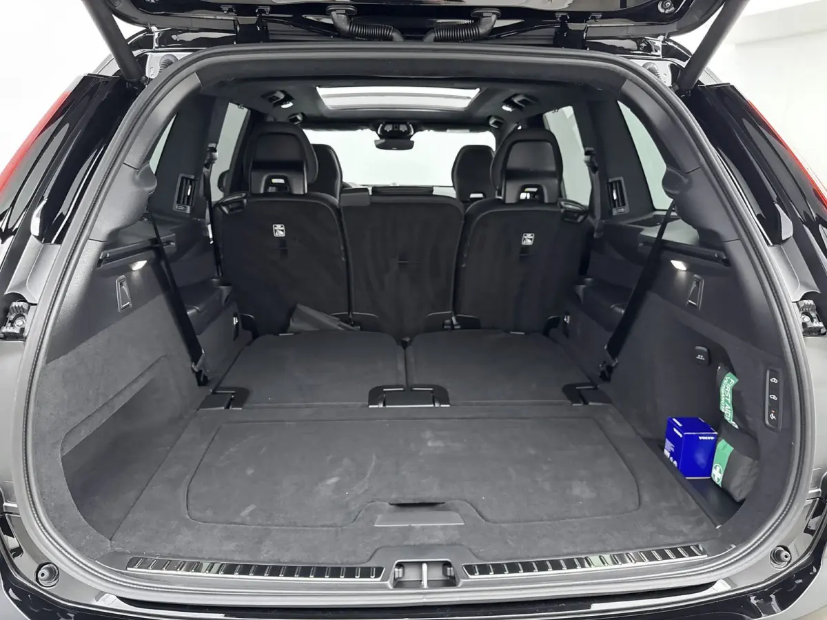 Ultra Black Edition Recharge Plug-In Hybrid AWD | Luchtvering | Bower & Wilkins | Panoramadak | 22 inch LM | Stoel Massage - Ventilatie - Verwarming | PDC + 360 camera | HUD | BLIS |