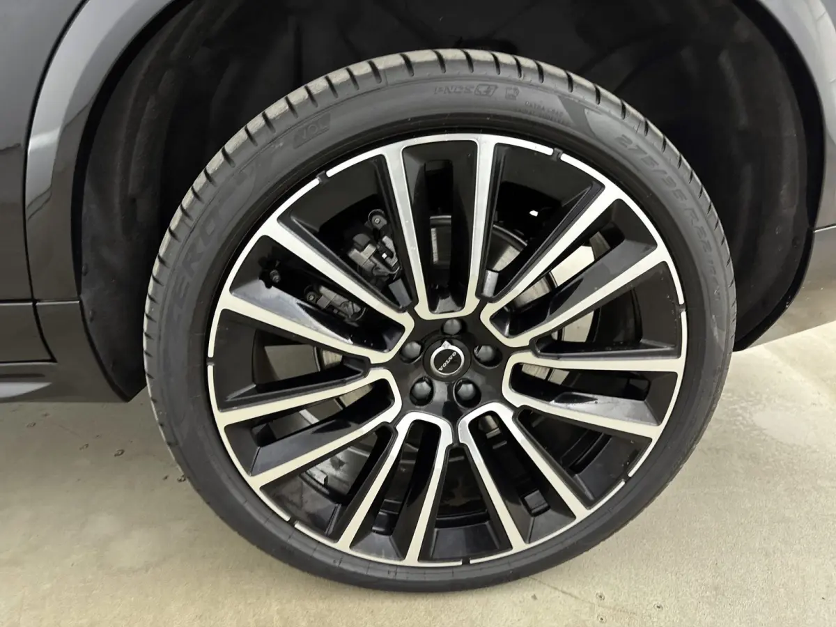 Ultra Black Edition Recharge Plug-In Hybrid AWD | Luchtvering | Bower & Wilkins | Panoramadak | 22 inch LM | Stoel Massage - Ventilatie - Verwarming | PDC + 360 camera | HUD | BLIS |