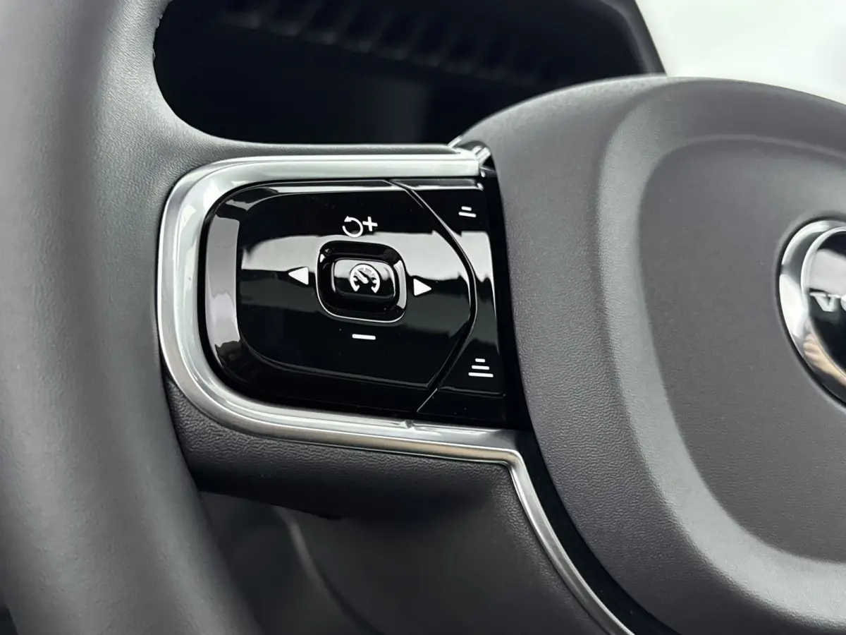 Ultra Black Edition Recharge Plug-In Hybrid AWD | Luchtvering | Bower & Wilkins | Panoramadak | 22 inch LM | Stoel Massage - Ventilatie - Verwarming | PDC + 360 camera | HUD | BLIS |