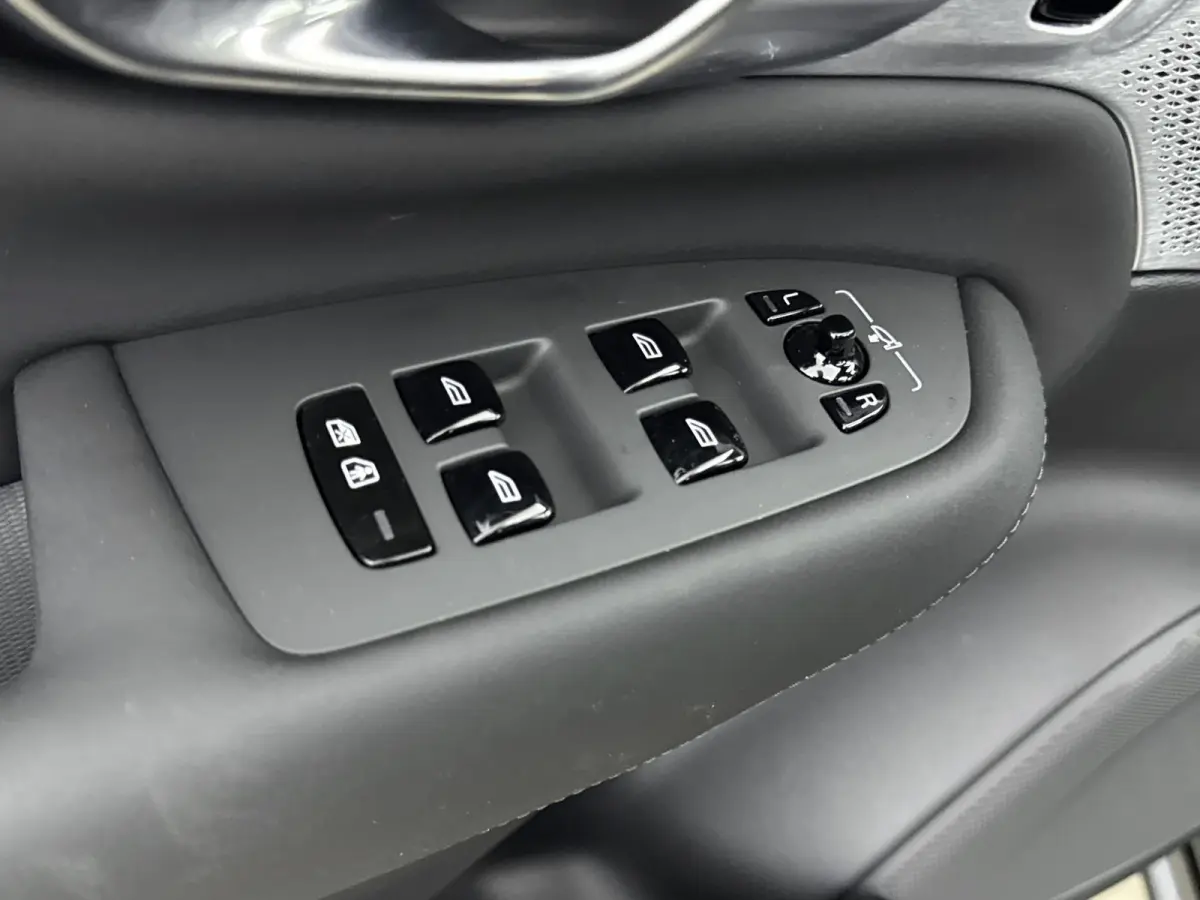 Ultra Black Edition Recharge Plug-In Hybrid AWD | Luchtvering | Bower & Wilkins | Panoramadak | 22 inch LM | Stoel Massage - Ventilatie - Verwarming | PDC + 360 camera | HUD | BLIS |