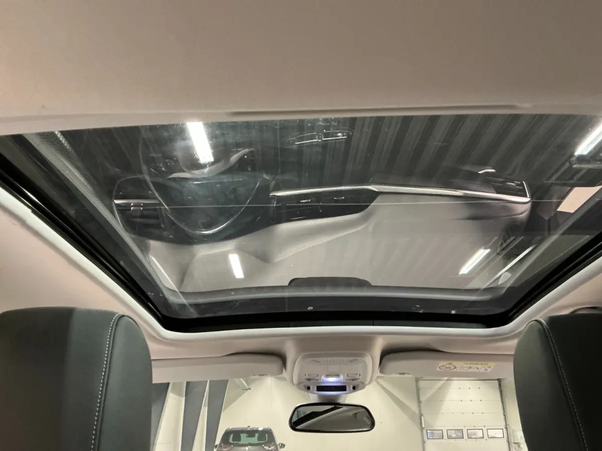1.2 Elegance Afneembare Trekhaak | Panorama Dak | Camera | Stuur & Stoelverwarming | Camera | Parkeersensoren Rondom | Achteruitrijcamera | Afneembare trekhaak | Afwijkende dakkleur