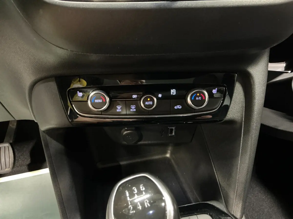 1.2 Elegance Afneembare Trekhaak | Panorama Dak | Camera | Stuur & Stoelverwarming | Camera | Parkeersensoren Rondom | Achteruitrijcamera | Afneembare trekhaak | Afwijkende dakkleur