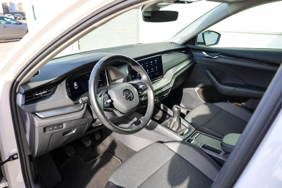 1.0 TSI 110pk Ambition | Parkeersensoren | LED Verlichting | Navigatie