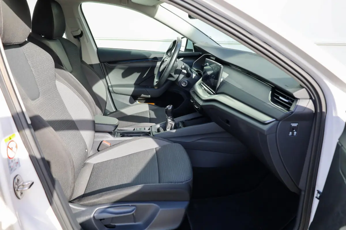 1.0 TSI 110pk Ambition | Parkeersensoren | LED Verlichting | Navigatie