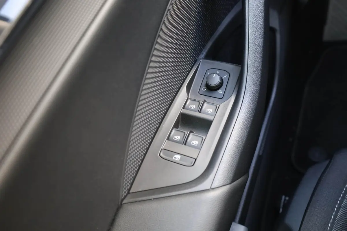 1.0 TSI 110pk Ambition | Parkeersensoren | LED Verlichting | Navigatie
