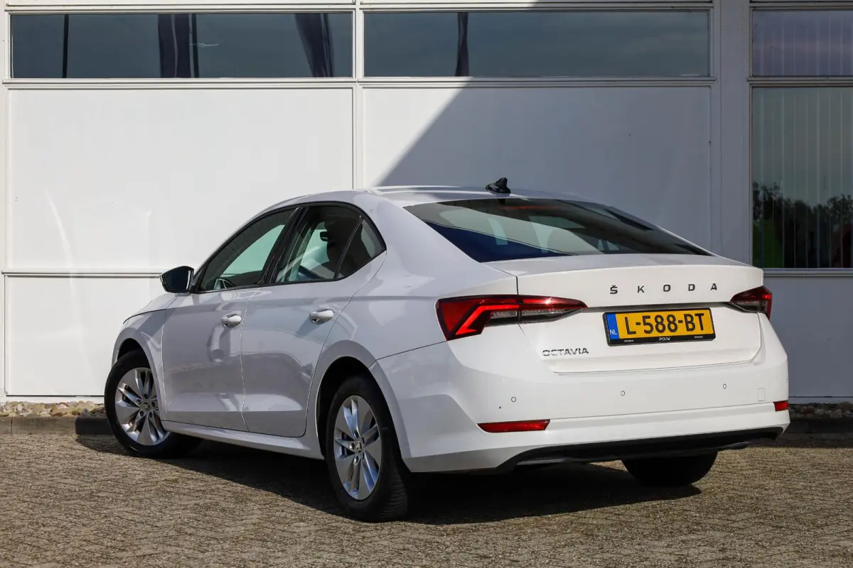 1.0 TSI 110pk Ambition | Parkeersensoren | LED Verlichting | Navigatie