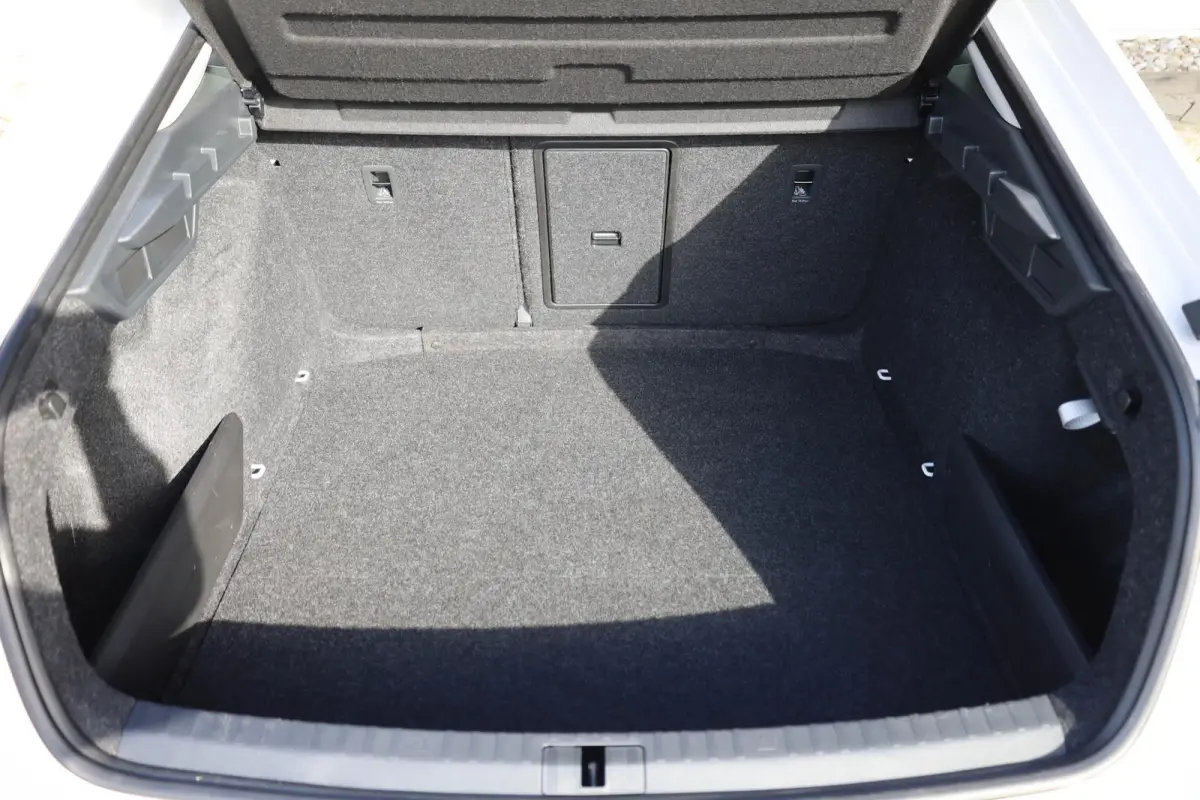 1.0 TSI 110pk Ambition | Parkeersensoren | LED Verlichting | Navigatie