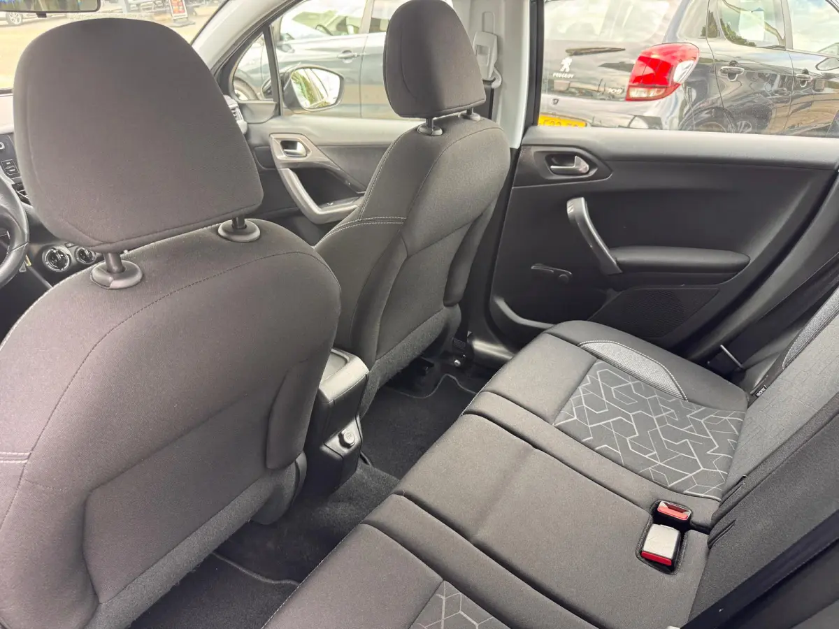 1.2 110PK | Trekhaak | Navigatie | Cruise Control | Bluetooth | Licht Metaal | | Dakrails | Parkeersensor achter | Stuurbekrachtiging