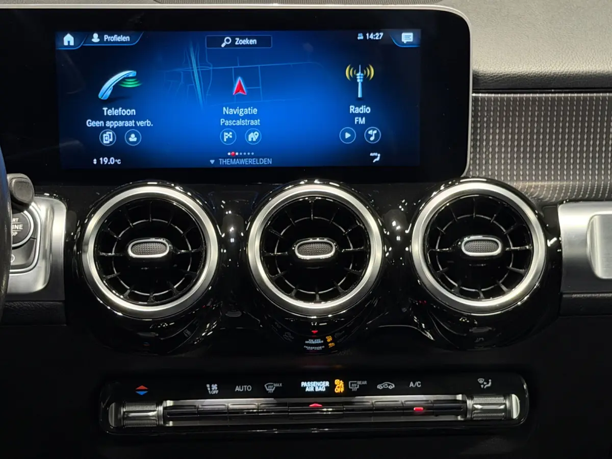 200 Business Solution Aut Trekhaak LED Carplay