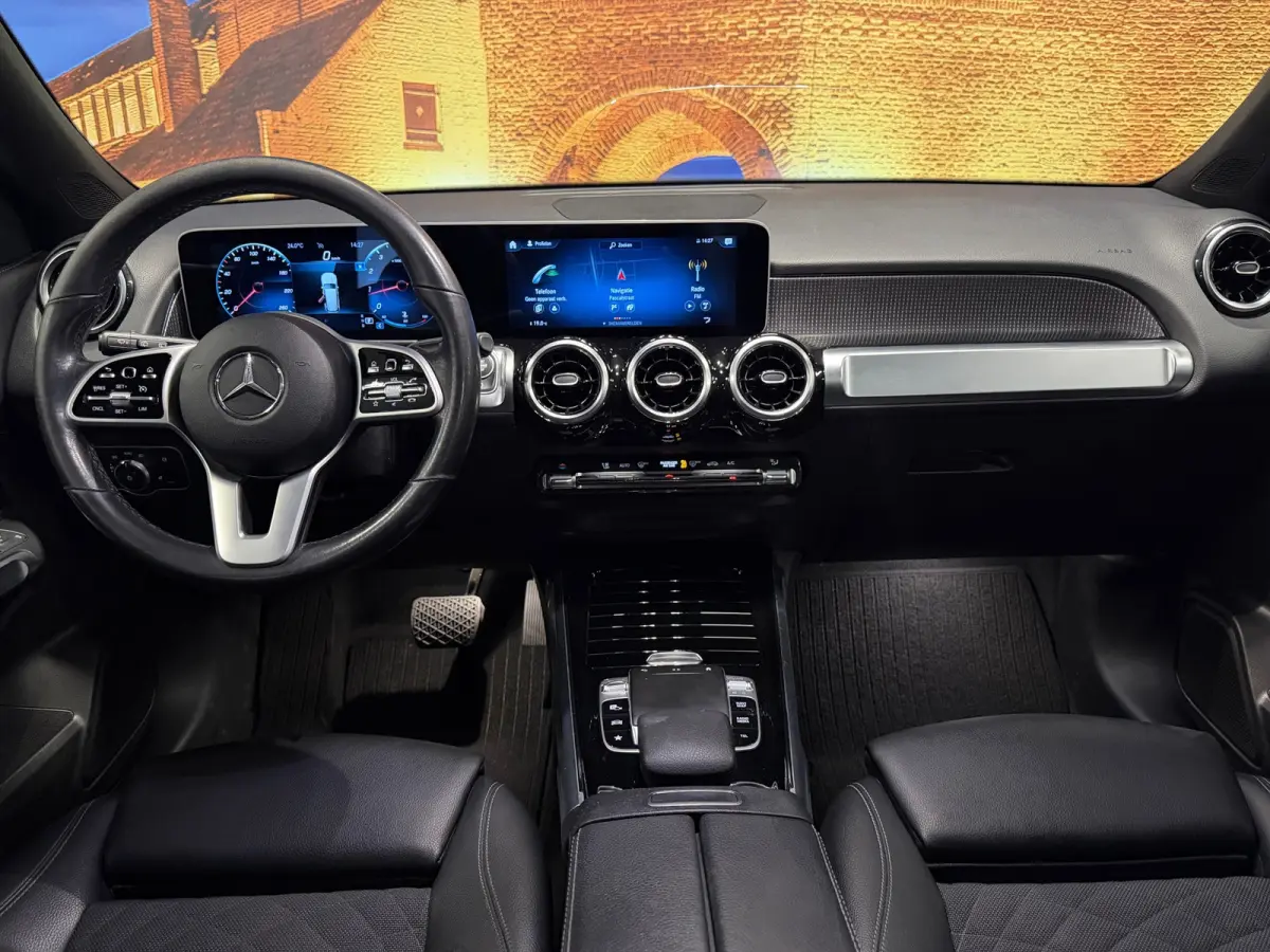 200 Business Solution Aut Trekhaak LED Carplay