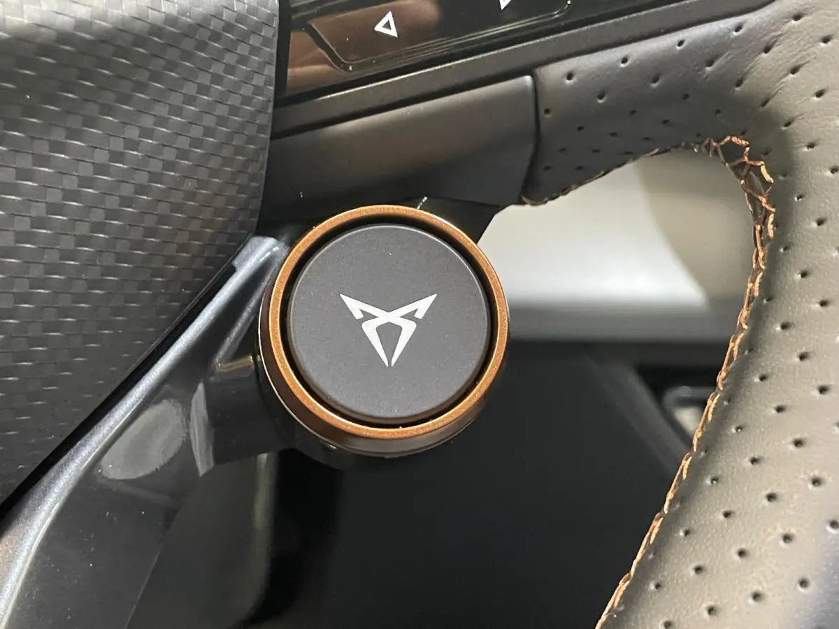 Essential 63 kWh 100% e-Boost 231pk 63kWh SoH  11.503 km 19inch Keyless LED PDC Wireless App Connect