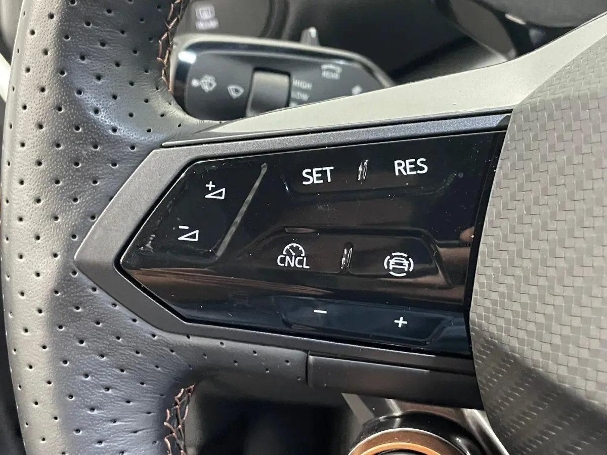 Essential 63 kWh 100% e-Boost 231pk 63kWh SoH  11.503 km 19inch Keyless LED PDC Wireless App Connect