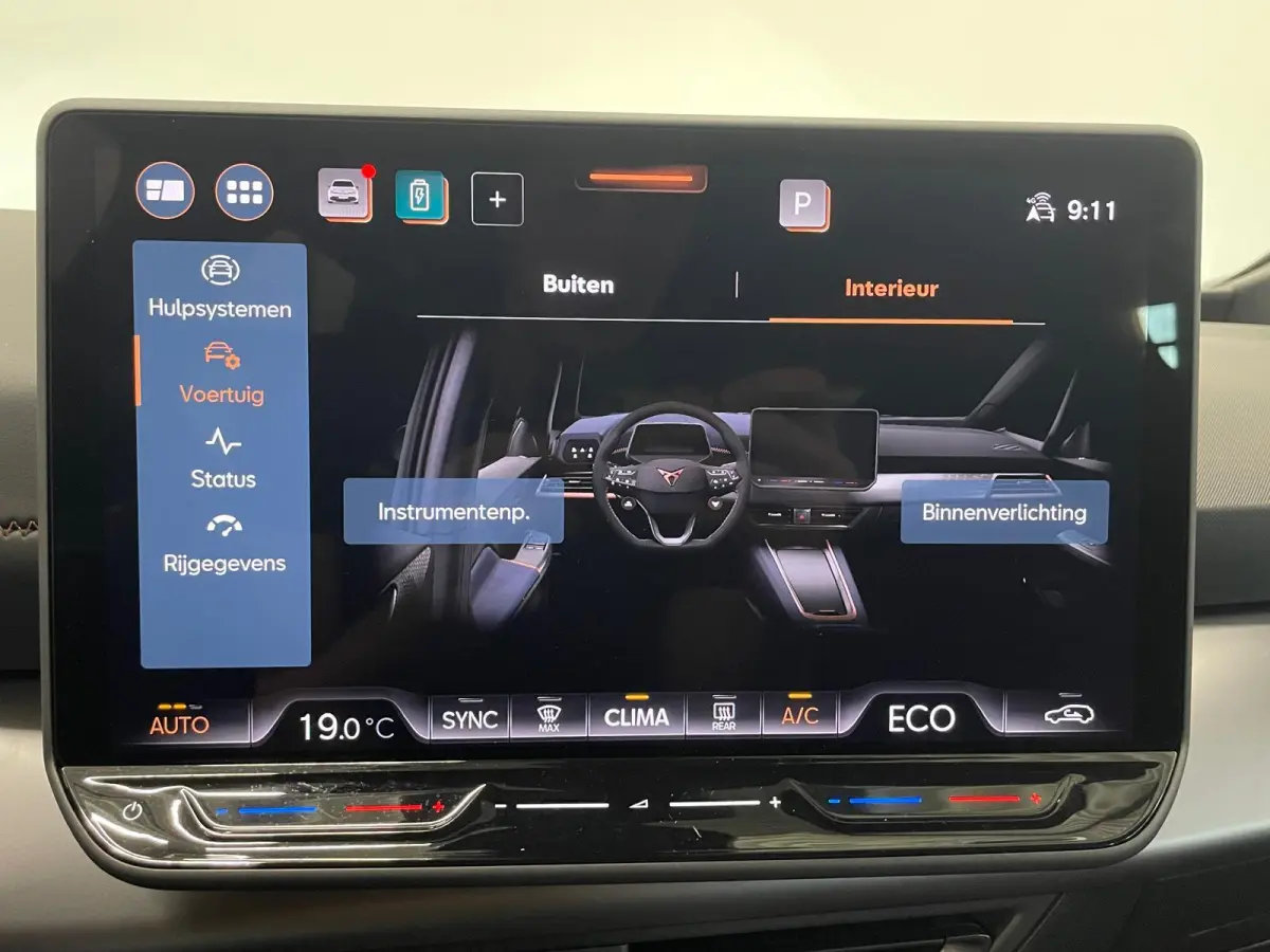 Essential 63 kWh 100% e-Boost 231pk 63kWh SoH  11.503 km 19inch Keyless LED PDC Wireless App Connect