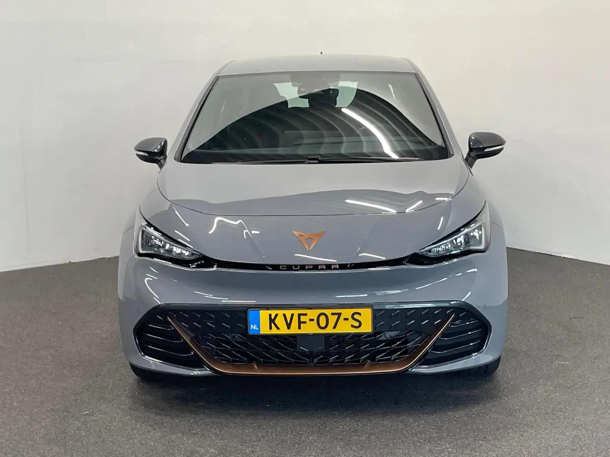 Essential 63 kWh 100% e-Boost 231pk 63kWh SoH  11.503 km 19inch Keyless LED PDC Wireless App Connect
