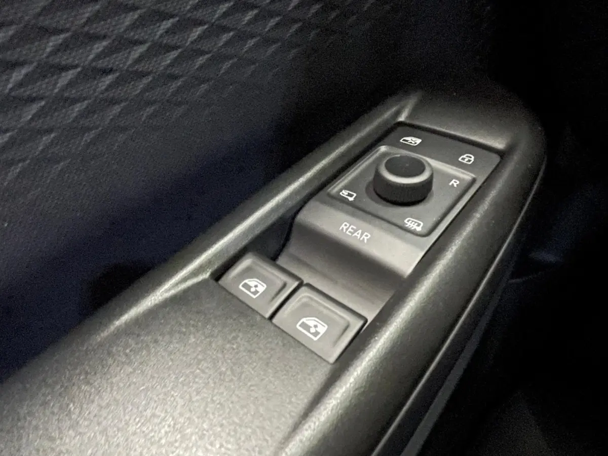 Essential 63 kWh 100% e-Boost 231pk 63kWh SoH  11.503 km 19inch Keyless LED PDC Wireless App Connect
