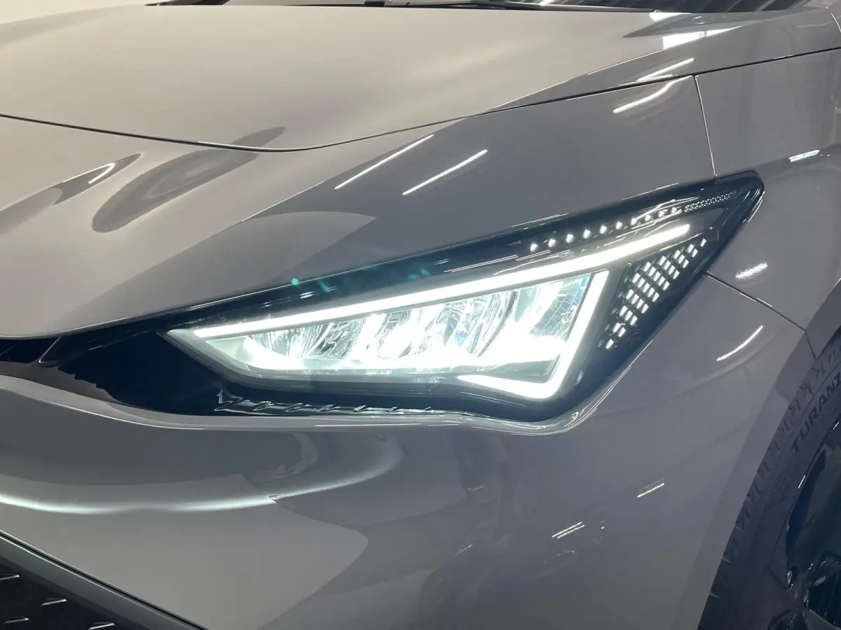 Essential 63 kWh 100% e-Boost 231pk 63kWh SoH  11.503 km 19inch Keyless LED PDC Wireless App Connect