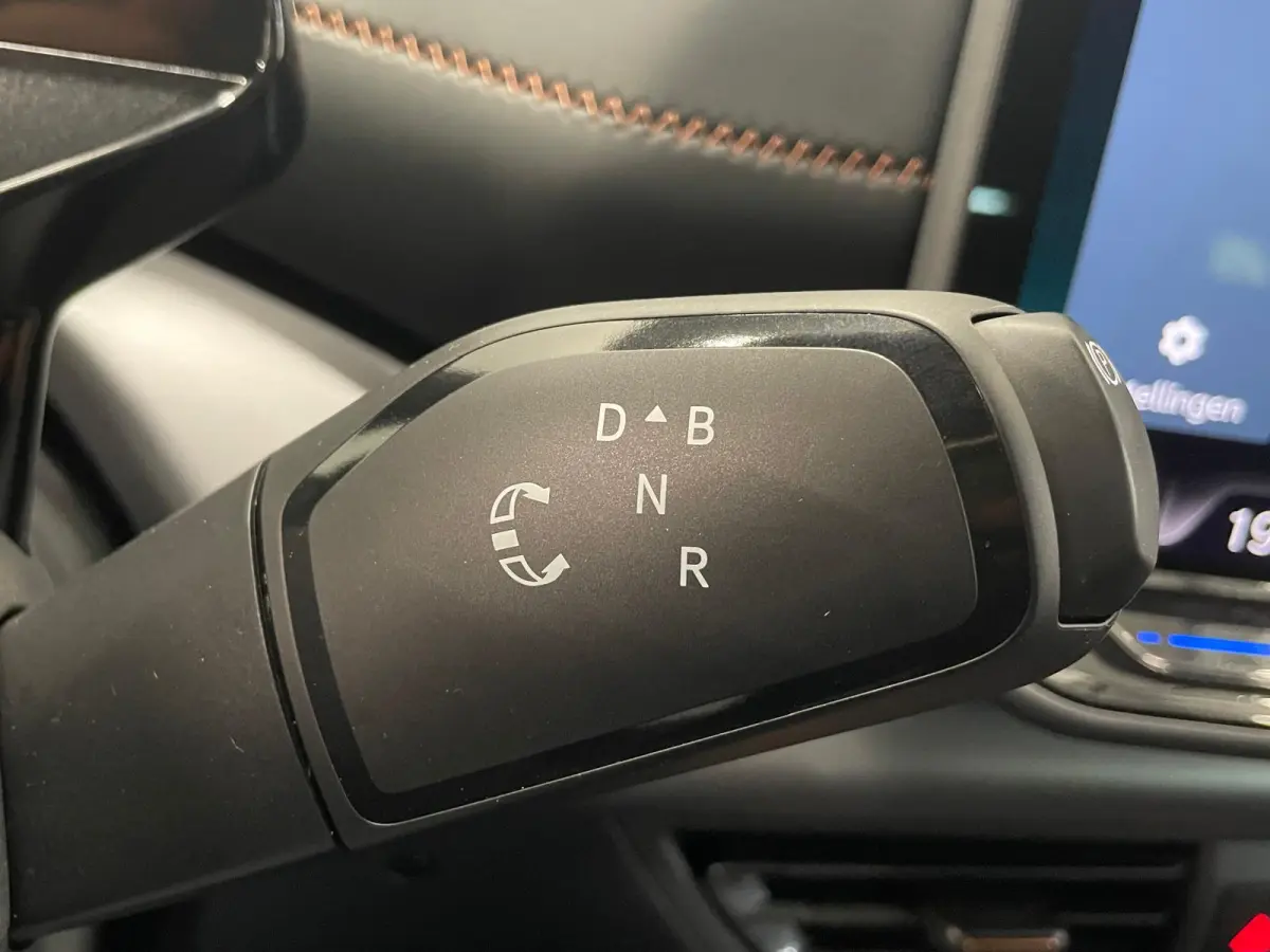 Essential 63 kWh 100% e-Boost 231pk 63kWh SoH  11.503 km 19inch Keyless LED PDC Wireless App Connect