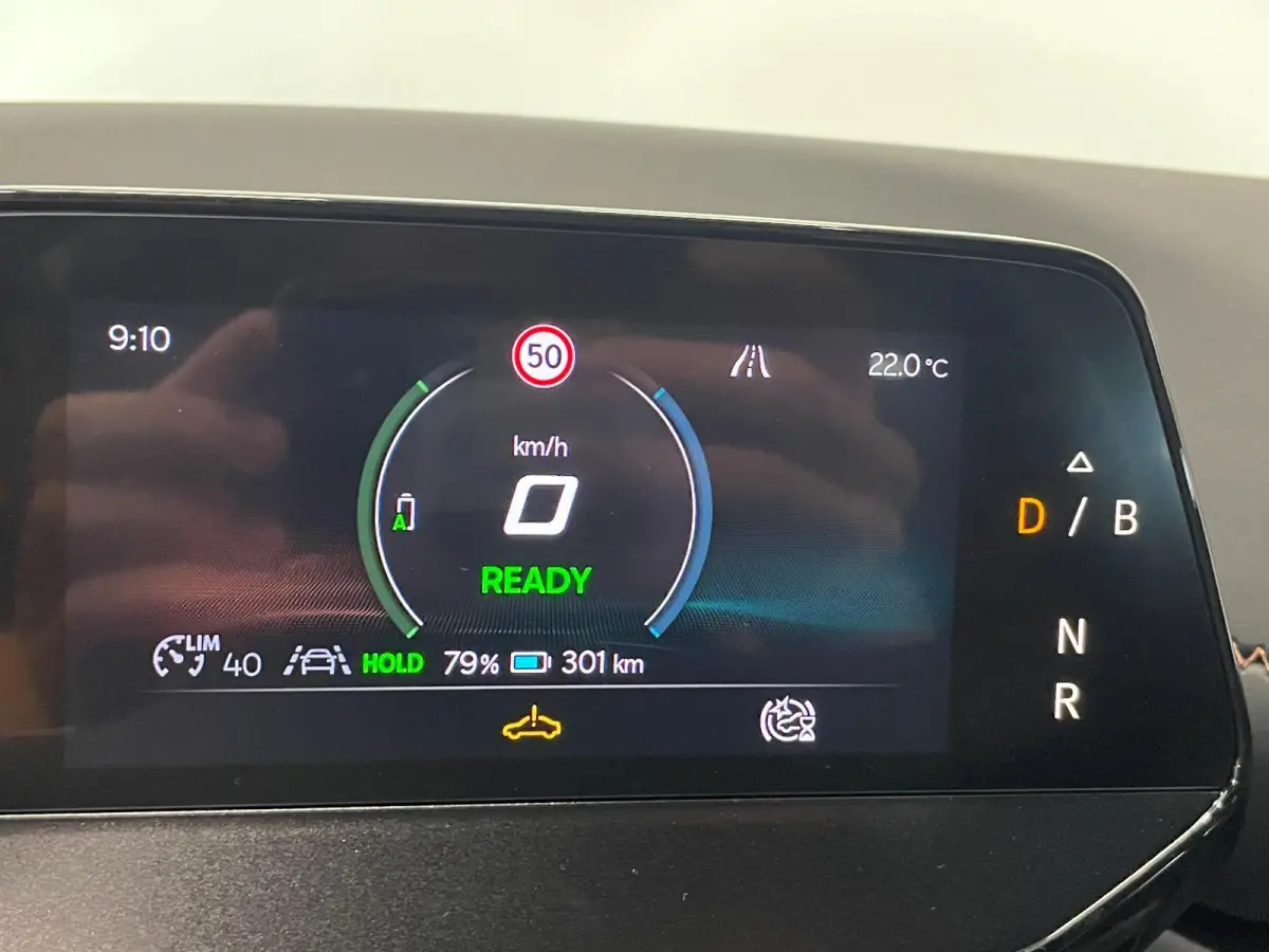 Essential 63 kWh 100% e-Boost 231pk 63kWh SoH  11.503 km 19inch Keyless LED PDC Wireless App Connect