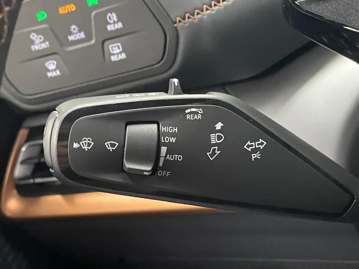 Essential 63 kWh 100% e-Boost 231pk 63kWh SoH  11.503 km 19inch Keyless LED PDC Wireless App Connect