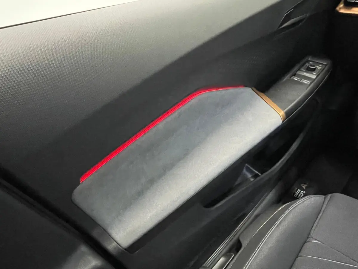 Essential 63 kWh 100% e-Boost 231pk 63kWh SoH  11.503 km 19inch Keyless LED PDC Wireless App Connect