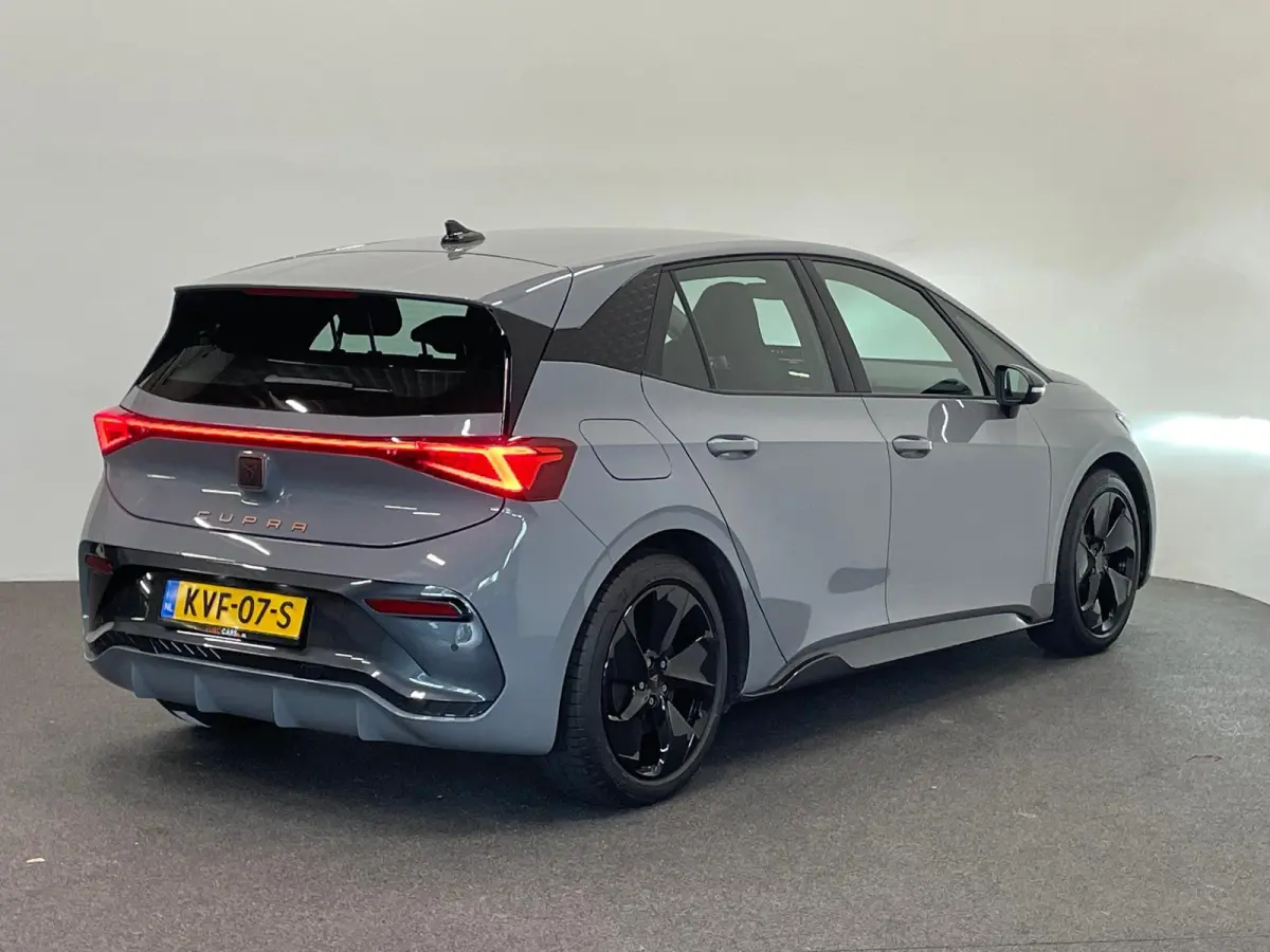 Essential 63 kWh 100% e-Boost 231pk 63kWh SoH  11.503 km 19inch Keyless LED PDC Wireless App Connect