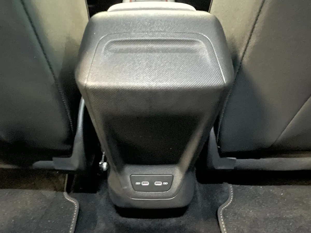 Essential 63 kWh 100% e-Boost 231pk 63kWh SoH  11.503 km 19inch Keyless LED PDC Wireless App Connect