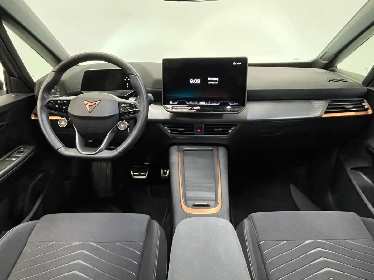 Essential 63 kWh 100% e-Boost 231pk 63kWh SoH  11.503 km 19inch Keyless LED PDC Wireless App Connect