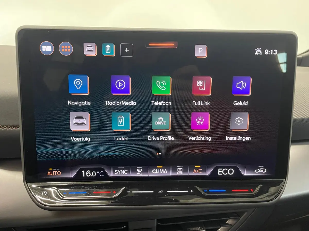 Essential 63 kWh 100% e-Boost 231pk 63kWh SoH  11.503 km 19inch Keyless LED PDC Wireless App Connect